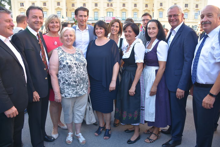 v.l.n.r.: KR Matthias Siess, Präsident Niki Berlakovich, KR Silvia Toth, Landesbäuerin Irene Deutsch, Bundeskanzler Sebastian Kurz, KR Ilse Schmidt, Elisabeth Neuberger, KR Andrea Tobler, Josef Prantl, KR Christine Riepl, Bürgermeister Thomas Steiner und Kammerdirektor Prieler © Bgld. LK, Leitgeb v.l.n.r.: KR Matthias Siess, Präsident Niki Berlakovich, KR Silvia Toth, Landesbäuerin Irene Deutsch, Bundeskanzler Sebastian Kurz, KR Ilse Schmidt, Elisabeth Neuberger, KR Andrea Tobler, Josef Prantl, KR Christine Riepl, Bürgermeister Thomas Steiner und Kammerdirektor Prieler © Bgld. LK, Leitgeb
