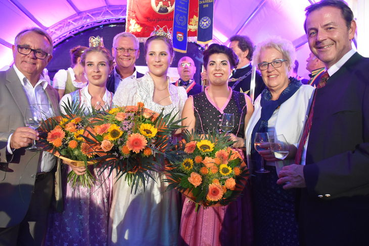 v.l.n.r.: Landeshauptmann Hans Niessl, Weinprinzessin Laura, Bürgermeister LAbg. Mag. Thomas Steiner, Weinkönigin Tatjana I., KR Anna Reichardt, Landesrätin Verena Dunst und Präsident Niki Berlakovich © Bgld. LK, Leitgeb v.l.n.r.: Landeshauptmann Hans Niessl, Weinprinzessin Laura, Bürgermeister LAbg. Mag. Thomas Steiner, Weinkönigin Tatjana I., KR Anna Reichardt, Landesrätin Verena Dunst und Präsident Niki Berlakovich © Bgld. LK, Leitgeb