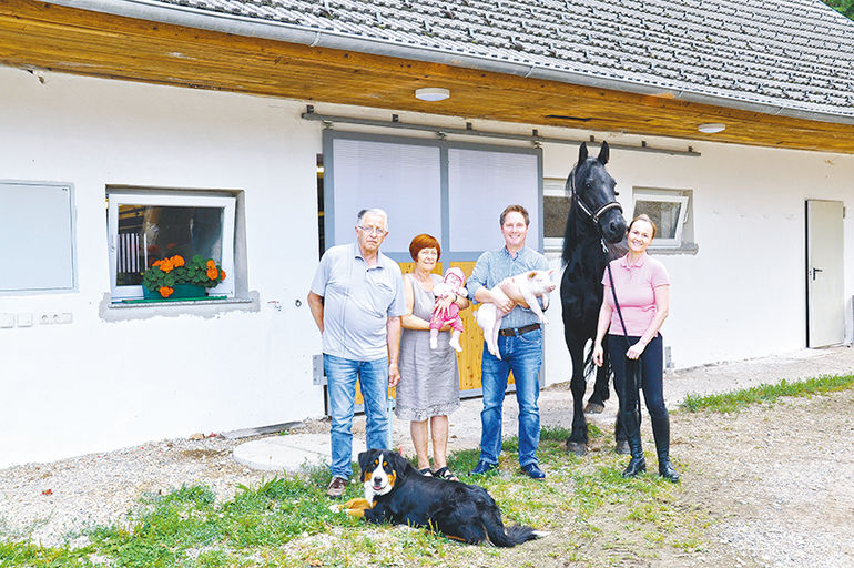 Drei Generationen: Jakob und Josefine Tschaitschmann mit Enkelin
Mia, Hündin Sissi, Klaus und Carina Tschaitschmann mit Ferkel
und Friesenwallach Aramis. © KK Drei Generationen: Jakob und Josefine Tschaitschmann mit Enkelin
Mia, Hündin Sissi, Klaus und Carina Tschaitschmann mit Ferkel
und Friesenwallach Aramis. © KK