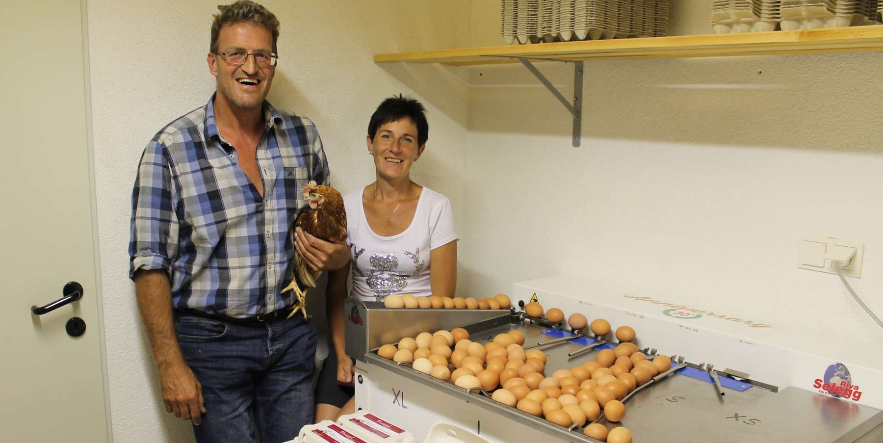 Theresia und Johann Schiestl an der Eiersortieranlage, hier werden täglich über 400 Eier sortiert und verpackt. © Johann Schiestl jun.