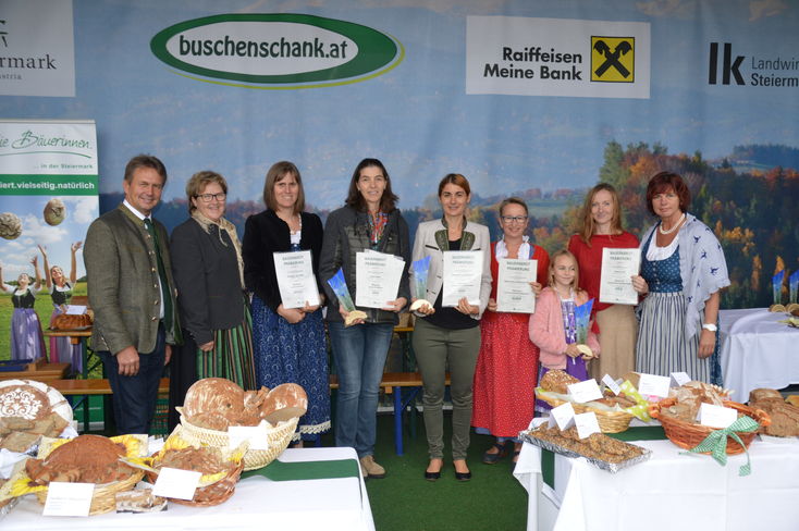 v.l.n.r.: Präsident der Landwirtschaftskammer Steiermark Franz Titschenbacher, steirische Landesbäuerin Auguste Maier, Ing. Christine Hofer, Doris Huber-Szendy, Dipl.-Ing. Carina Laschober-Luif, Andrea Rosa Rittnauer-Soer, Emelie Uitz, Sabrina Uitz und Ing. Eva Maria Lipp © LK Stmk. v.l.n.r.: Präsident der Landwirtschaftskammer Steiermark Franz Titschenbacher, steirische Landesbäuerin Auguste Maier, Ing. Christine Hofer, Doris Huber-Szendy, Dipl.-Ing. Carina Laschober-Luif, Andrea Rosa Rittnauer-Soer, Emelie Uitz, Sabrina Uitz und Ing. Eva Maria Lipp © LK Stmk.