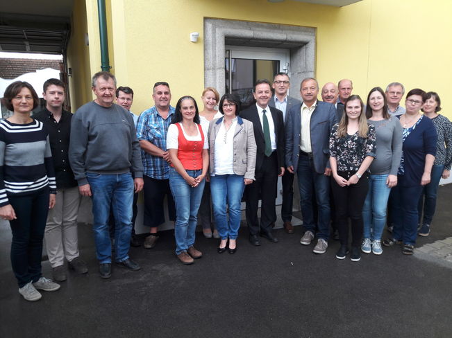 v.l.n.r.: Eva Ulram, Christian Schmid, Ing. Josef Lang, Dipl.-Ing. Peter Herk-Pickl, Helmut Achs, KR Christine Riepl, Helga Bruckner, KR Ilse Schmid, Präsident Dipl.-Ing. Nikolaus Berlakovich, Bezirksreferent Dipl.-Ing. Alfred Brasch, Vizepräsident Ing. Werner Falb-Meixner, Kammerdirektor Prof. Dipl.-Ing. Otto Prieler, Ing. Anton Palkowitsch, Andrea Fischbach, Dipl.-Ing. Caroline Hautzinger, Walter Leiner, Karin Potzmann und Elvira Fleischhacker © Bgld. Landwirtschaftskammer/Leitgeb v.l.n.r.: Eva Ulram, Christian Schmid, Ing. Josef Lang, Dipl.-Ing. Peter Herk-Pickl, Helmut Achs, KR Christine Riepl, Helga Bruckner, KR Ilse Schmid, Präsident Dipl.-Ing. Nikolaus Berlakovich, Bezirksreferent Dipl.-Ing. Alfred Brasch, Vizepräsident Ing. Werner Falb-Meixner, Kammerdirektor Prof. Dipl.-Ing. Otto Prieler, Ing. Anton Palkowitsch, Andrea Fischbach, Dipl.-Ing. Caroline Hautzinger, Walter Leiner, Karin Potzmann und Elvira Fleischhacker © Bgld. Landwirtschaftskammer/Leitgeb