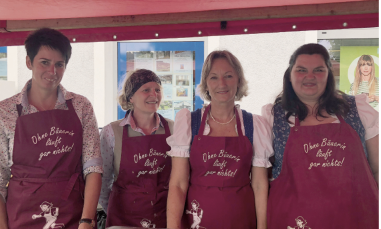 Bäuerinnenstand mit den vier tüchtigen Bäuerinnen Roswitha Nadegger, St. Johann, Margarethe Reich, St. Johann, Johanna Habersatter, Radstadt, Heidelinde Petodnig, Altenmarkt. Liesbeth Jetzbacher nicht am Bild. © Sabine Wieder Bäuerinnenstand mit den vier tüchtigen Bäuerinnen Roswitha Nadegger, St. Johann, Margarethe Reich, St. Johann, Johanna Habersatter, Radstadt, Heidelinde Petodnig, Altenmarkt. Liesbeth Jetzbacher nicht am Bild. © Sabine Wieder