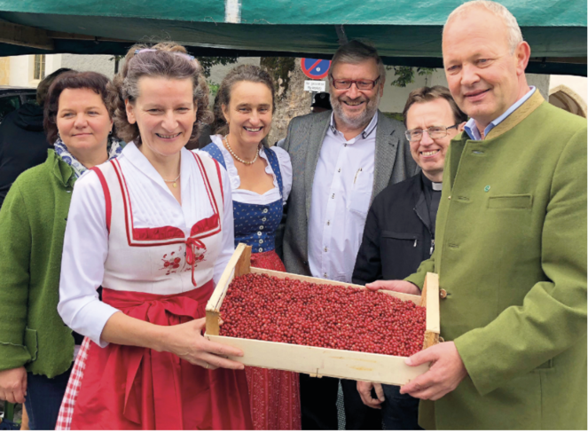 Eröffnung des Festes durch Bürgermeister Rupert Winter mit dem Dank an alle, die es möglich machen, dass dieser Bauernmarkt so gut floriert. Ohne diesen unermüdlichen Einsatz wäre diese Vielfalt an Produkten nicht anzubieten. V. l. BBK-Rätin Theresia Laubichler, Obfrau Rosi Unteregger, Bezirksbäuerin Resi Walchhofer, Vizebürgermeister Peter Listberger, Pfarrer MMag. Josef Hirnsperger und Bürgermeister Rupert Winter. © Sabine Wieder Eröffnung des Festes durch Bürgermeister Rupert Winter mit dem Dank an alle, die es möglich machen, dass dieser Bauernmarkt so gut floriert. Ohne diesen unermüdlichen Einsatz wäre diese Vielfalt an Produkten nicht anzubieten. V. l. BBK-Rätin Theresia Laubichler, Obfrau Rosi Unteregger, Bezirksbäuerin Resi Walchhofer, Vizebürgermeister Peter Listberger, Pfarrer MMag. Josef Hirnsperger und Bürgermeister Rupert Winter. © Sabine Wieder