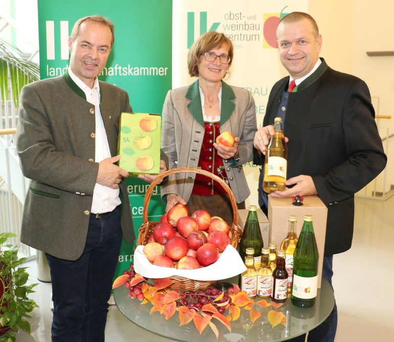 LK-Präsident Johann Mößler, Kammerrätin Helga Leopold und Siegfried Quendler (Obst- und Weinbauzentrum der LK Kärnten) appellieren an die Bevölkerung, Kärntner Apfelsaft zu genießen. © LK Kärnten/Christoph Gruber LK-Präsident Johann Mößler, Kammerrätin Helga Leopold und Siegfried Quendler (Obst- und Weinbauzentrum der LK Kärnten) appellieren an die Bevölkerung, Kärntner Apfelsaft zu genießen. © LK Kärnten/Christoph Gruber