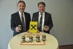Raiffeisen-Generaldirektor Dr. Rudolf Könighofer und Landwirtschaftskammerpräsident Dipl.-Ing. Nikolaus Berlakovich präsentieren einen Johannisbeer Fruchtaufstrich, der in der Weltsparwoche 2018 als Geschenk für die Kunden vorgesehen ist. © Bgld. Landwirtschaftskammer/Leitgeb Raiffeisen-Generaldirektor Dr. Rudolf Könighofer und Landwirtschaftskammerpräsident Dipl.-Ing. Nikolaus Berlakovich präsentieren einen Johannisbeer Fruchtaufstrich, der in der Weltsparwoche 2018 als Geschenk für die Kunden vorgesehen ist. © Bgld. Landwirtschaftskammer/Leitgeb