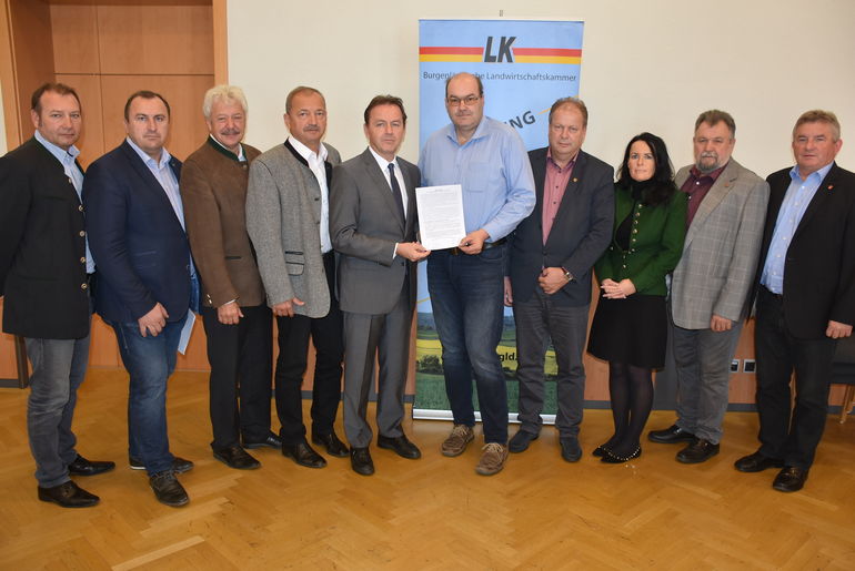 v.l.n.r.: KR Hans Peter Werderitsch (Bauernbund), KR Georg Menitz (Bauernbund), KR Adalbert Endl (Bauernbund), Vizepräsident Werner Falb-Meixner (Bauernbund), Präsident DI Nikolaus Berlakovich (Bauernbund), KR Michael Glauber (SPÖ-Bauern), KR Josef Korpitsch (Bauernbund), KR Doris Kollar-Lackner (Bauernbund), KR Johann Hafenscher (SPÖ-Bauern) und KR Josef Wetzelhofer (SPÖ-Bauern) © Bgld. Landwirtschaftskammer/Leitgeb v.l.n.r.: KR Hans Peter Werderitsch (Bauernbund), KR Georg Menitz (Bauernbund), KR Adalbert Endl (Bauernbund), Vizepräsident Werner Falb-Meixner (Bauernbund), Präsident DI Nikolaus Berlakovich (Bauernbund), KR Michael Glauber (SPÖ-Bauern), KR Josef Korpitsch (Bauernbund), KR Doris Kollar-Lackner (Bauernbund), KR Johann Hafenscher (SPÖ-Bauern) und KR Josef Wetzelhofer (SPÖ-Bauern) © Bgld. Landwirtschaftskammer/Leitgeb