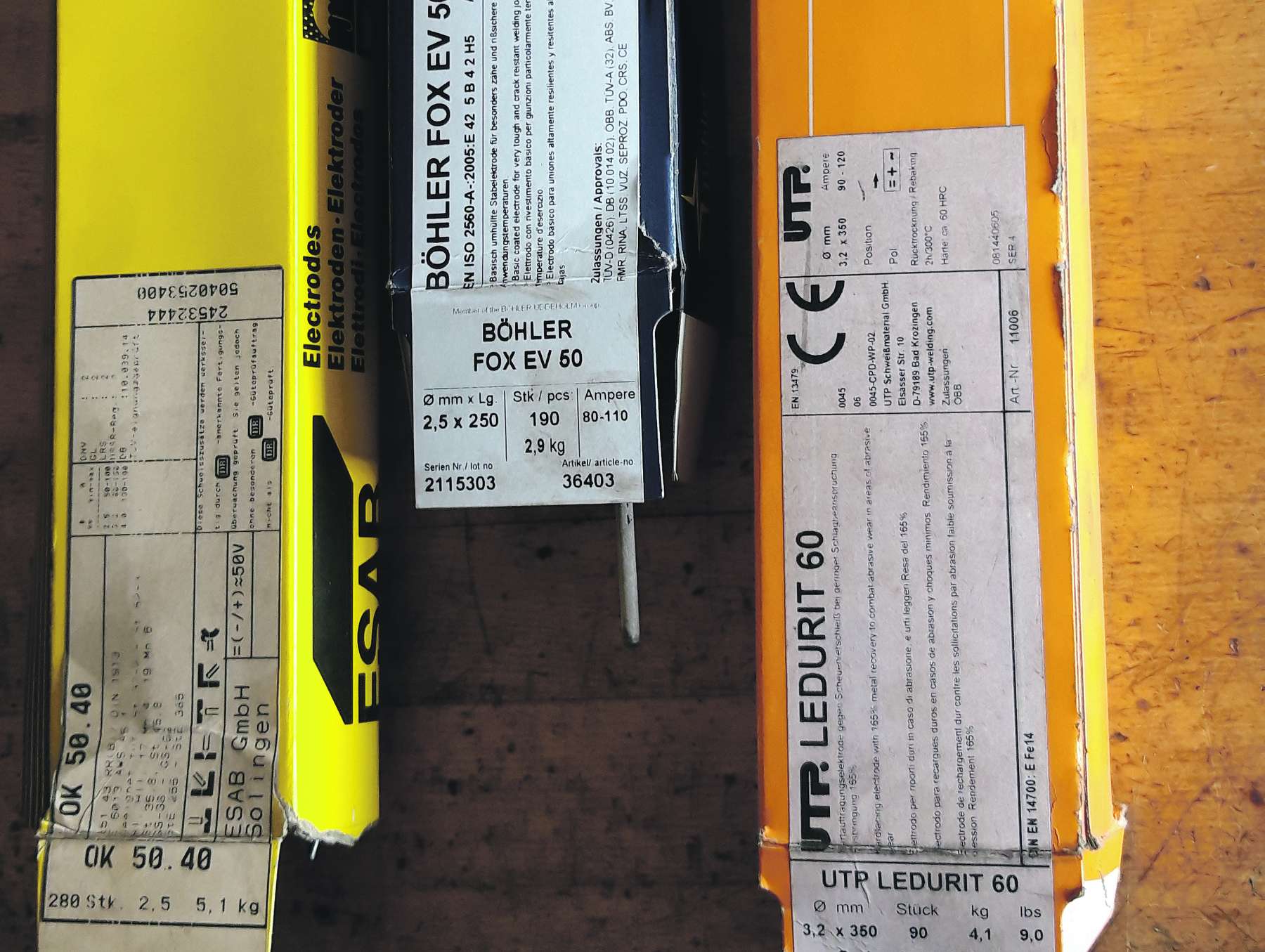 Auf der Etikette der Elektrodenpackung sind wertvolle Hinweise direkt oder indirekt über Kennzahlen und Kennbuchstaben angegeben. © LK NÖ/Reinhard Hörmansdorfer