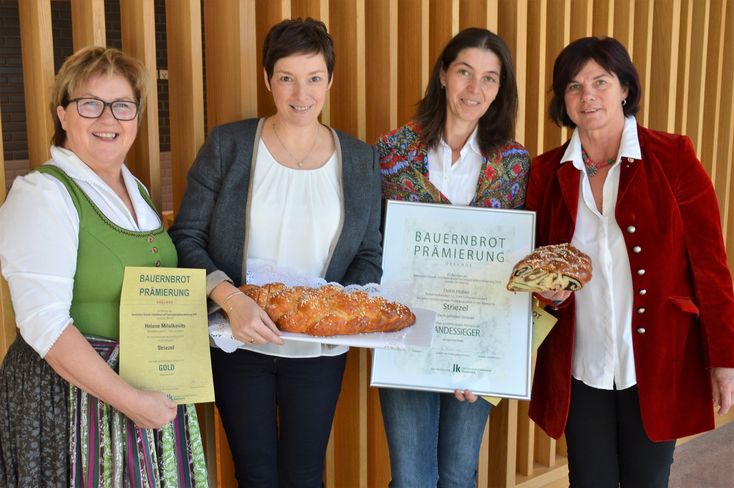 Landesbäuerin der Steiermark, Auguste Maier und Verkostungschefin Ing. Eva Maria Lipp gratulierten - v.l.n.r.: Auguste Maier, Helene Milalkovits, Doris Huber-Szendy und Ing. Eva Lipp © LK Steiermark Landesbäuerin der Steiermark, Auguste Maier und Verkostungschefin Ing. Eva Maria Lipp gratulierten - v.l.n.r.: Auguste Maier, Helene Milalkovits, Doris Huber-Szendy und Ing. Eva Lipp © LK Steiermark