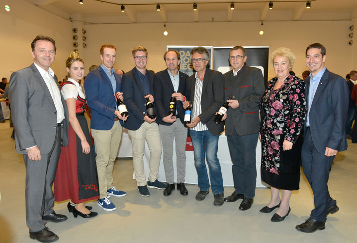 Präsident DI Nikolaus Berlakovich, Weinprinzessin Laura, Michael Kirchknopf, Josef Bayer, Gerald Wieder vom Winzerkeller Neckenmarkt, Georg Schmelzer, Ernst Gassler, Landesrätin Verena Dunst und Wein Burgenland-Geschäftsführer Ing. Christian Zechmeister © Martina Lex Präsident DI Nikolaus Berlakovich, Weinprinzessin Laura, Michael Kirchknopf, Josef Bayer, Gerald Wieder vom Winzerkeller Neckenmarkt, Georg Schmelzer, Ernst Gassler, Landesrätin Verena Dunst und Wein Burgenland-Geschäftsführer Ing. Christian Zechmeister © Martina Lex