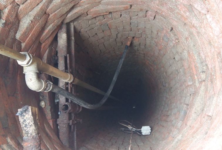 Blick in den alten Brunnen. Er wurde einst händisch gegraben. Von unten nach oben wurden die Ziegelsteine aufgesetzt. Eine aus heutiger Sicht unvorstellbare Leistung. © Siegfried Holzeder