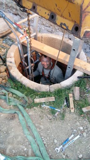 Siegfried Holzeder erledigt die Arbeiten im oberen Bereich des Brunnens selbst. Er steigt gut gesichert in den Brunnen ein. Wer nicht über die nötige Ausrüstung verfügt, soll diese Arbeit an eine Fachfirma vergeben. © Siegfried Holzeder