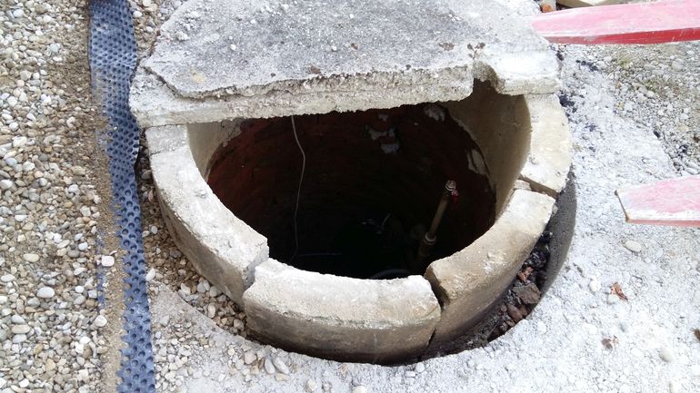 Der Ziegelbrunnen erhielt einst einen Abschluss aus Betonteilen. Diese dienen nun als "Innere Schalung" für einen neuen Betonkranz. Nachdem der Betonkranz ausgehärtet ist, werden die alten Betonteile entfernt. © Siegfried Holzeder