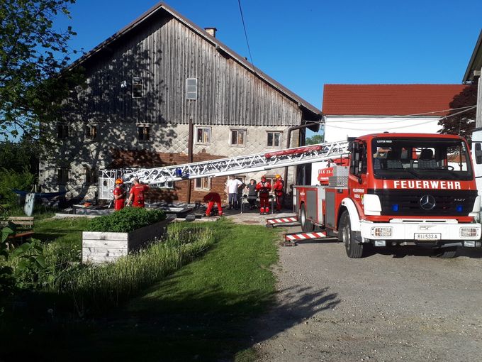 Am Grund des alten Brunnens lagen einige Gegenstände, die nun im Zuge der Sanierung entfernt werden. Zum Glück hilft die Freiwillige Feuerwehr aus. © FF Ried