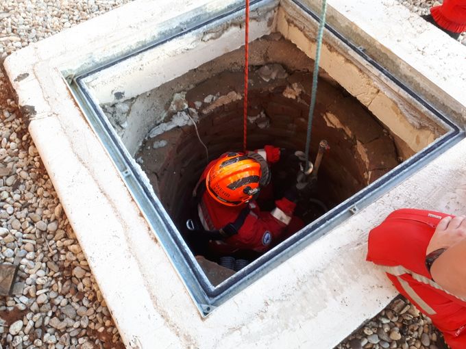 Der Feuerwehrmann ist perfekt gesichert. Das Abseilen auf den Grund des Brunnens kann beginnen. © FF Ried