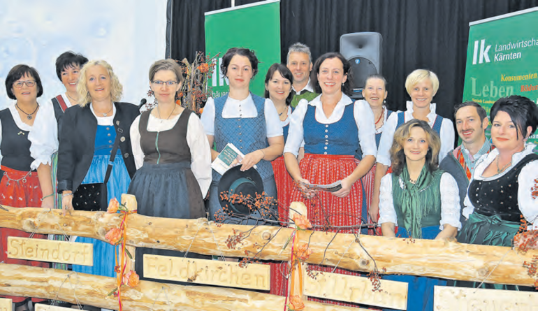Die Bildungsreferenten des Bezirkes Feldkirchen stellten ihren Heimatbezirk in poetischer Form vor. © Parz Die Bildungsreferenten des Bezirkes Feldkirchen stellten ihren Heimatbezirk in poetischer Form vor. © Parz