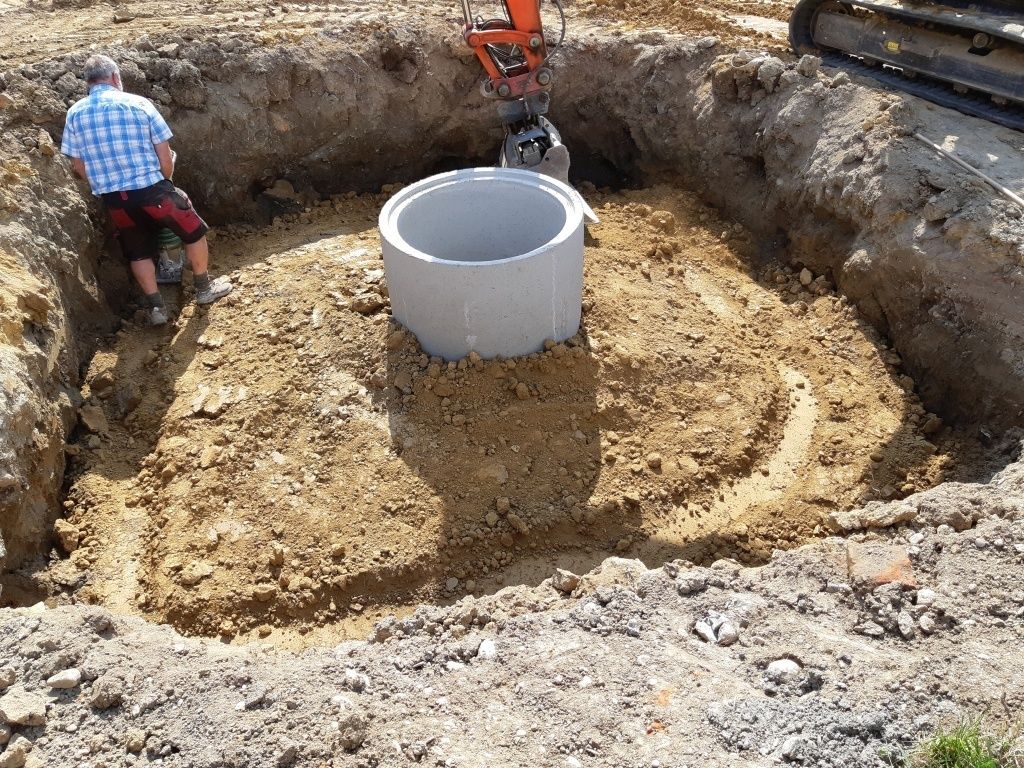 Nun wird Lehm in die Baugrube eingebracht und lageweise verdichtet. Wenn der Lehm später feucht wird, dichtet er das ganze Bauwerk perfekt gegen Oberflächenwasser ab. © Füreder-Kitzmüller