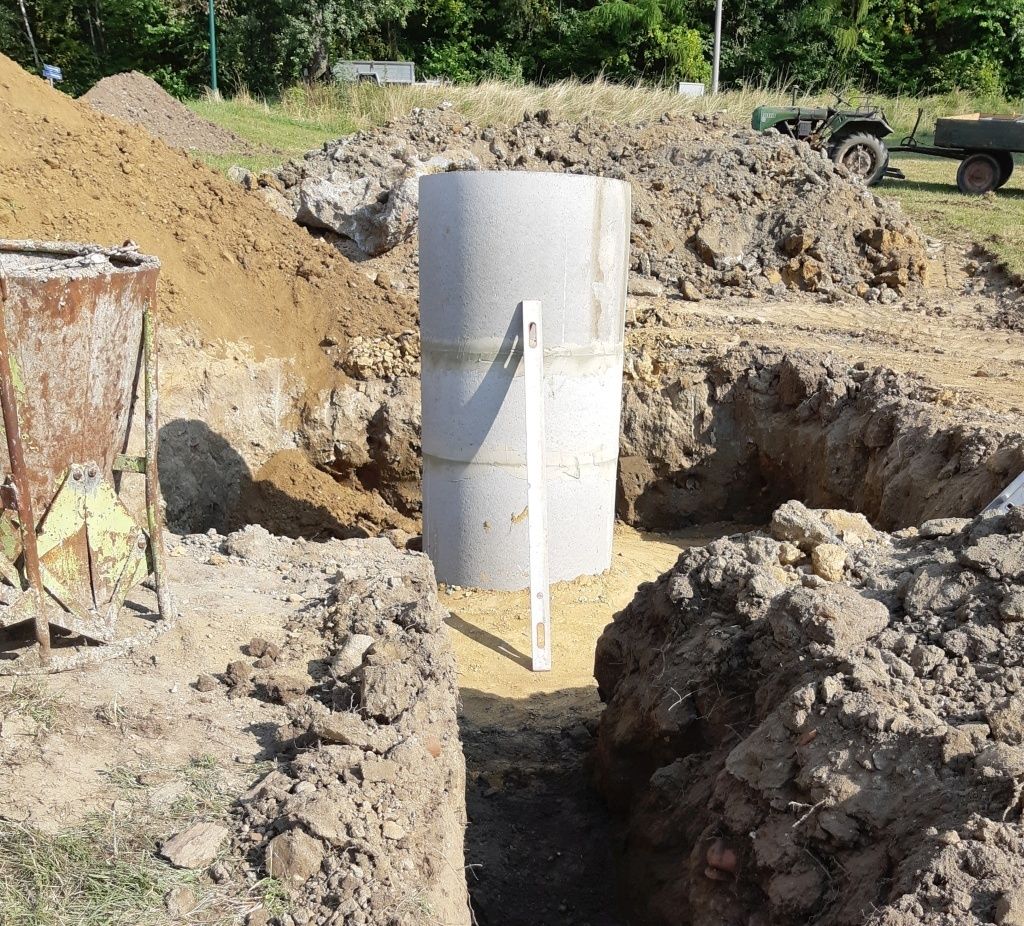 Während der Arbeiten wurde der Metallkübel mit 1 Meter Durchmesser in den felsigen Bereich der Fassung abgesenkt. Somit konnte Material aufgefangen werden, das im Zuge der Arbeiten in den Schacht gefallen ist. © Füreder-Kitzmüller