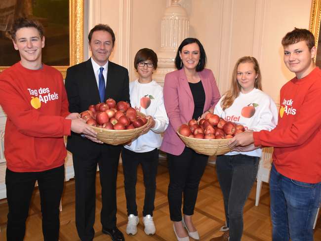 Ministerin Elisabeth Köstinger und Präsident Nikolaus Berlakovich präsentieren gemeinsam mit Schülern der LFS Eisenstadt saftige heimische Äpfel. © Bgld. Landwirtschaftskammer/Leitgeb Ministerin Elisabeth Köstinger und Präsident Nikolaus Berlakovich präsentieren gemeinsam mit Schülern der LFS Eisenstadt saftige heimische Äpfel. © Bgld. Landwirtschaftskammer/Leitgeb