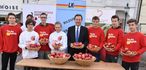 Präsident Nikolaus Berlakovich wirbt mit Schülern der Landw. Fachschule Eisenstadt zum Tag des Apfels für gesunde und geschmackvolle heimische Äpfel © Bgld. Landwirtschaftskammer/Leitgeb Präsident Nikolaus Berlakovich wirbt mit Schülern der Landw. Fachschule Eisenstadt zum Tag des Apfels für gesunde und geschmackvolle heimische Äpfel © Bgld. Landwirtschaftskammer/Leitgeb