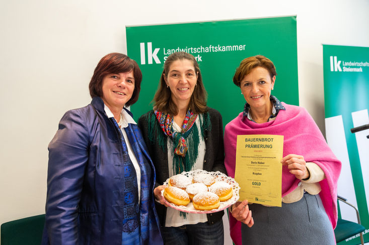 Große Freude bei Doris Huber-Szendy über die Gold-Auszeichnung. Die Vizepräsidentin der Landwirtschaftskammer Steiermark, Maria Pein, und Verkostungschefin Ing. Eva-Maria Lipp gratulierten v.l.n.r.: Ing. Eva Lipp, Doris Huber-Szendy und die steirische LK-Vizepräsidentin Maria Pein © LK Stmk./Danner Große Freude bei Doris Huber-Szendy über die Gold-Auszeichnung. Die Vizepräsidentin der Landwirtschaftskammer Steiermark, Maria Pein, und Verkostungschefin Ing. Eva-Maria Lipp gratulierten v.l.n.r.: Ing. Eva Lipp, Doris Huber-Szendy und die steirische LK-Vizepräsidentin Maria Pein © LK Stmk./Danner
