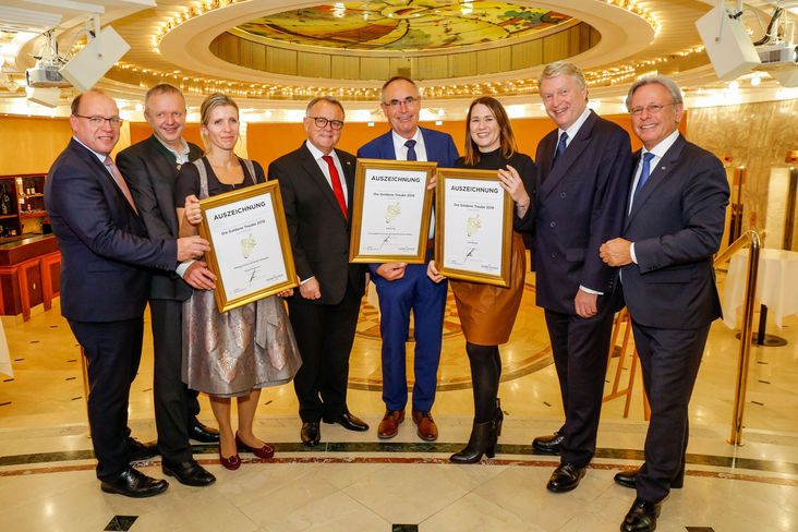 v.l.n.r. Weinbaupräsident des Burgenlands Andreas Liegenfeld, Sieger-Winzer Erich & Birgit Pittnauer, Landeshauptmann Hans Niessl, Preisträger in der Kategorie "Lebenswerk" Anton Iby, "Newcomerin des Jahres" Lisa Kölly-Pfneisl, Casinos Austria Vorstandsdirektor Dietmar Hoscher, Casino Baden-Direktor Edmund Gollubits. © Christian Husar für Casinos Austria, Abdruck honorarfrei v.l.n.r. Weinbaupräsident des Burgenlands Andreas Liegenfeld, Sieger-Winzer Erich & Birgit Pittnauer, Landeshauptmann Hans Niessl, Preisträger in der Kategorie "Lebenswerk" Anton Iby, "Newcomerin des Jahres" Lisa Kölly-Pfneisl, Casinos Austria Vorstandsdirektor Dietmar Hoscher, Casino Baden-Direktor Edmund Gollubits. © Christian Husar für Casinos Austria, Abdruck honorarfrei