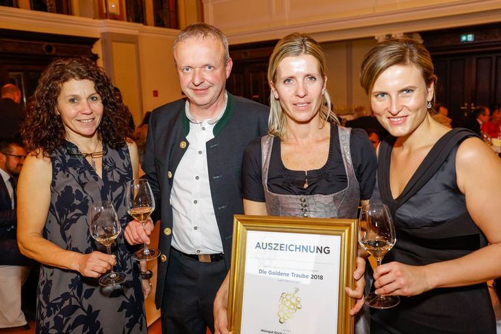 Andrea Weinberger (Wein Burgenland), Erich und Birgit Pittnauer, Ing. Verena Klöckl (Bgld. LK) © Christian Husar für Casinos Austria, Abdruck honorarfrei Andrea Weinberger (Wein Burgenland), Erich und Birgit Pittnauer, Ing. Verena Klöckl (Bgld. LK) © Christian Husar für Casinos Austria, Abdruck honorarfrei