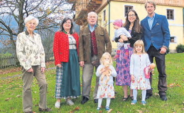 Familie Geyer: Uroma Ingeborg, Bäuerin Monika, Bauer Julian, Schwiegertochter Magdalena mit Tochter Melinda, Jungbauer Gernot, Töchter Emilia und Helena. © Geyer Familie Geyer: Uroma Ingeborg, Bäuerin Monika, Bauer Julian, Schwiegertochter Magdalena mit Tochter Melinda, Jungbauer Gernot, Töchter Emilia und Helena. © Geyer