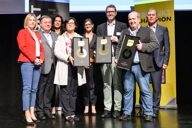 Das Siegerfoto des PRODUKT Champion Ei, Kategorie Markenartikel (v.l.): Kiki Sabitzer (GF PRODUKT), Johann Werkovits (Fa. Werkovits), Sonja Zauner (GF PRODUKT), Brigitte Werkovits (Fa. Werkovits), Brigitte Drabek (GF PRODUKT), Michael Wurzer (GF ZAG), Daniel Bell (Geflügelhof Feldkirch), Rudolf Stückler (Produktmanager AMA Marketing) © AMA/Matthias Rhomberg Das Siegerfoto des PRODUKT Champion Ei, Kategorie Markenartikel (v.l.): Kiki Sabitzer (GF PRODUKT), Johann Werkovits (Fa. Werkovits), Sonja Zauner (GF PRODUKT), Brigitte Werkovits (Fa. Werkovits), Brigitte Drabek (GF PRODUKT), Michael Wurzer (GF ZAG), Daniel Bell (Geflügelhof Feldkirch), Rudolf Stückler (Produktmanager AMA Marketing) © AMA/Matthias Rhomberg