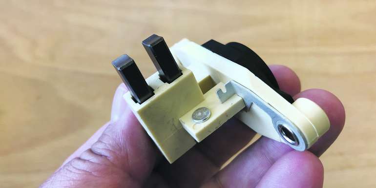 Spannungsregler einer Bosch Drehstromlichtmaschine ? Der elektronische Spannungsregler hält die Generatorspannung bei allen Drehzahlen und Belastungsfällen auf der erforderlichen Spannungshöhe. Bei 6-Volt-Anlagen auf acht Volt, bei 12-Volt-Anlagen auf 14 Volt und bei 24-Volt-Anlagen auf 28 Volt. © LK NÖ/Walter Horzynek Spannungsregler einer Bosch Drehstromlichtmaschine ? Der elektronische Spannungsregler hält die Generatorspannung bei allen Drehzahlen und Belastungsfällen auf der erforderlichen Spannungshöhe. Bei 6-Volt-Anlagen auf acht Volt, bei 12-Volt-Anlagen auf 14 Volt und bei 24-Volt-Anlagen auf 28 Volt. © LK NÖ/Walter Horzynek