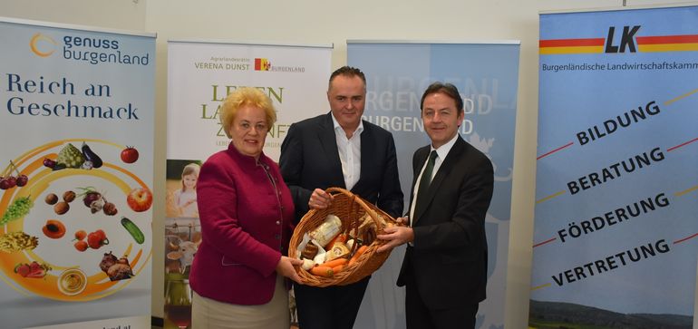 Präsentierten gemeinsam die Einigung zwischen dem Land Burgenland und der Landwirtschaftskammer. v.l.n.r. Landesrätin Verena Dunst, Landesrat Hans Peter Doskozil, LK-Präsident Nikolaus Berlakovich © Bgld. Landwirtschaftskammer/ Leitgeb Präsentierten gemeinsam die Einigung zwischen dem Land Burgenland und der Landwirtschaftskammer. v.l.n.r. Landesrätin Verena Dunst, Landesrat Hans Peter Doskozil, LK-Präsident Nikolaus Berlakovich © Bgld. Landwirtschaftskammer/ Leitgeb