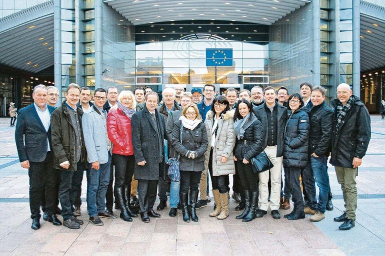 Vor dem Europäischen Parlament in Brüssel: LK-Präsident Johann Mößler und Kammeramtsdirektor Hans Mikl mit den Mitgliedern der Vollversammlung der Landwirtschaftskammer Kärnten. © Rebernig/LK Kärnten Vor dem Europäischen Parlament in Brüssel: LK-Präsident Johann Mößler und Kammeramtsdirektor Hans Mikl mit den Mitgliedern der Vollversammlung der Landwirtschaftskammer Kärnten. © Rebernig/LK Kärnten