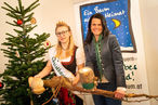Christbaumprinzessin Judith Grain aus Bad Gleichenberg und Christbaum Obfrau Martina Lienhart zeigen die 1,3 Meter lange Pfahlwurzel eines zehnjährigen Christbaumes © Alexander Danner/LK Steiermark Christbaumprinzessin Judith Grain aus Bad Gleichenberg und Christbaum Obfrau Martina Lienhart zeigen die 1,3 Meter lange Pfahlwurzel eines zehnjährigen Christbaumes © Alexander Danner/LK Steiermark