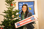 Martina Lienhart, Obfrau der Steirischen Christbaum-Bauern: Die rot-weiß-roten Banderole garantiert die heimische Herkunft der Christbäume © Alexander Danner/LK Steiermark Martina Lienhart, Obfrau der Steirischen Christbaum-Bauern: Die rot-weiß-roten Banderole garantiert die heimische Herkunft der Christbäume © Alexander Danner/LK Steiermark