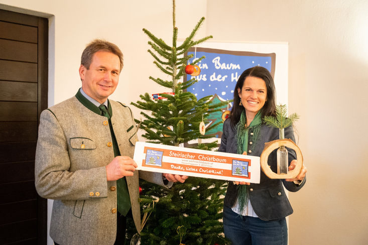 Präsident Franz Titschenbacher und Martina Lienhart, Obfrau der Steirischen Christbaum-Bauern © Alexander Danner/LK Steiermark Präsident Franz Titschenbacher und Martina Lienhart, Obfrau der Steirischen Christbaum-Bauern © Alexander Danner/LK Steiermark