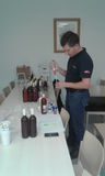 Ing. Peter Derkits (Fa. Lallemand) bei der Vorbereitung der Weine für die   Flaschenfüllung © Bgld. Landwirtschaftskammer/Gsellmann