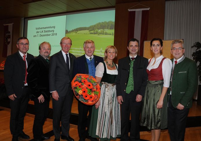 Im Bild Kammeramtsdirektor Dr. Nikolaus Lienbacher, LK-Vizepräsident Georg Wagner, Landeshauptmann Dr. Wilfried Haslauer, Abg. z. NR Franz Eßl, LK-Vizepräsidentin und Landesbäuerin Elisabeth Hölzl, der neue Präsident der LK-Salzburg, Rupert Quehenberger, Naturschutzlandesrätin Maria Hutter und Agrarlandesrat Dr. Josef Schwaiger. © LK Dürnberger Im Bild Kammeramtsdirektor Dr. Nikolaus Lienbacher, LK-Vizepräsident Georg Wagner, Landeshauptmann Dr. Wilfried Haslauer, Abg. z. NR Franz Eßl, LK-Vizepräsidentin und Landesbäuerin Elisabeth Hölzl, der neue Präsident der LK-Salzburg, Rupert Quehenberger, Naturschutzlandesrätin Maria Hutter und Agrarlandesrat Dr. Josef Schwaiger. © LK Dürnberger