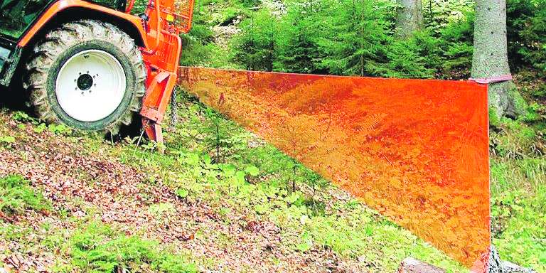 Bei der Seilwindenarbeit dürfen sich im Seilwinkel keine Personen aufhalten. Die Seiwinde bedient man vom Traktor aus oder seitlich der Winde. Bei Funksteuerung ist neben der Last auch der Traktor genau zu beobachten. © SVB/Günther Pfeiffer Bei der Seilwindenarbeit dürfen sich im Seilwinkel keine Personen aufhalten. Die Seiwinde bedient man vom Traktor aus oder seitlich der Winde. Bei Funksteuerung ist neben der Last auch der Traktor genau zu beobachten. © SVB/Günther Pfeiffer