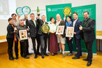 Die großen Landessieger 2019: Gerhard und Andrea Gangl (2.u.3.v.l.), Rudolf Gantschnigg (Obstbau Grillbauer/4.v.l.), Marti Mausser (5.v.l.), Silvia und Robert Selinschek (6. und 7.v.l.), Harald und Birgit Lieleg (8.u.9.v.l). Vizepräsidentin Maria Pein (l.) und Verkostungschef Georg Thünauer (r.) gratulieren. © Alexander Danner/ LK Steiermark Die großen Landessieger 2019: Gerhard und Andrea Gangl (2.u.3.v.l.), Rudolf Gantschnigg (Obstbau Grillbauer/4.v.l.), Marti Mausser (5.v.l.), Silvia und Robert Selinschek (6. und 7.v.l.), Harald und Birgit Lieleg (8.u.9.v.l). Vizepräsidentin Maria Pein (l.) und Verkostungschef Georg Thünauer (r.) gratulieren. © Alexander Danner/ LK Steiermark
