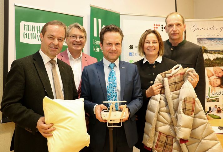 LK-Präsident Johann Mößler, LK-Innovationsbeauftragter Bernhard Tscharre, FH-Rektor Peter Granig, Vifzack-Preisträger Herta und Johann Taferner (von links) © LK Kärnten/Pesentheiner LK-Präsident Johann Mößler, LK-Innovationsbeauftragter Bernhard Tscharre, FH-Rektor Peter Granig, Vifzack-Preisträger Herta und Johann Taferner (von links) © LK Kärnten/Pesentheiner