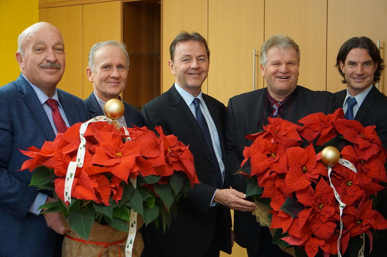 Vorweihnachtliche Grüße der Gärtner Burgenlands v.l.n.r.: Kammerdirektor Prof. Dipl.Ing. Otto Prieler, Obmann Ök.-Rat Albert Trinkl, Präsident Dipl.-Ing. Nikolaus Berlakovich, Obmannstellvertreter Horst Sauer, Geschäftsführer Ing. Mario Almesberger © Hettlinger/Bgld. Landwirtschaftskammer Vorweihnachtliche Grüße der Gärtner Burgenlands v.l.n.r.: Kammerdirektor Prof. Dipl.Ing. Otto Prieler, Obmann Ök.-Rat Albert Trinkl, Präsident Dipl.-Ing. Nikolaus Berlakovich, Obmannstellvertreter Horst Sauer, Geschäftsführer Ing. Mario Almesberger © Hettlinger/Bgld. Landwirtschaftskammer