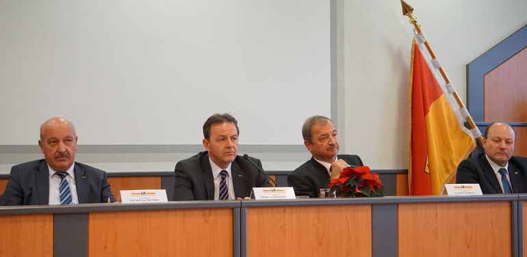 Vollversammlung der Burgenländischen Landwirtschaftskammer.
v.l.n.r.: Kammerdirektor Prof. Dipl.-Ing. Otto Prieler, Präsident Dipl.-Ing. Nikolaus Berlakovich, Vizepräsident Ing. Werner Falb-Meixner, Kammerdirektor Stvt. Dipl.-Ing. Franz Vuk © Hettlinger/Bgld. Landwirtschaftskammer Vollversammlung der Burgenländischen Landwirtschaftskammer.
v.l.n.r.: Kammerdirektor Prof. Dipl.-Ing. Otto Prieler, Präsident Dipl.-Ing. Nikolaus Berlakovich, Vizepräsident Ing. Werner Falb-Meixner, Kammerdirektor Stvt. Dipl.-Ing. Franz Vuk © Hettlinger/Bgld. Landwirtschaftskammer
