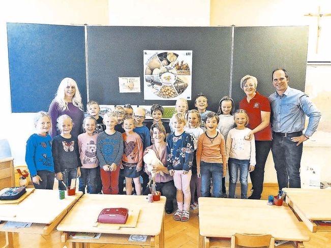 Erfolgreicher Praxisunterricht in der VS Diex: Die Henne von BR
Christine Petscharnig (vorne Mitte) legte ein Ei in der Klasse. © Parz/LK Kärnten Erfolgreicher Praxisunterricht in der VS Diex: Die Henne von BR
Christine Petscharnig (vorne Mitte) legte ein Ei in der Klasse. © Parz/LK Kärnten