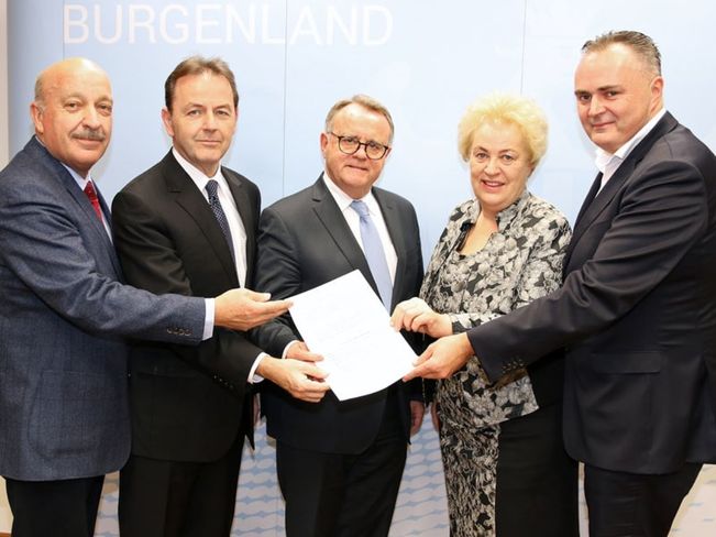 Vertragsunterzeichnung v.l.n.r.: Kammerdirektor Prof. Dipl.-Ing. Otto Prieler, Präsident Dipl.-Ing. Nikolaus Berlakovich, Landeshauptmann Hans Niessl, Landesrätin Verena Dunst, Landesrat Mag. Hans Peter Doskozil © Bgld. Landesmedienservice Vertragsunterzeichnung v.l.n.r.: Kammerdirektor Prof. Dipl.-Ing. Otto Prieler, Präsident Dipl.-Ing. Nikolaus Berlakovich, Landeshauptmann Hans Niessl, Landesrätin Verena Dunst, Landesrat Mag. Hans Peter Doskozil © Bgld. Landesmedienservice