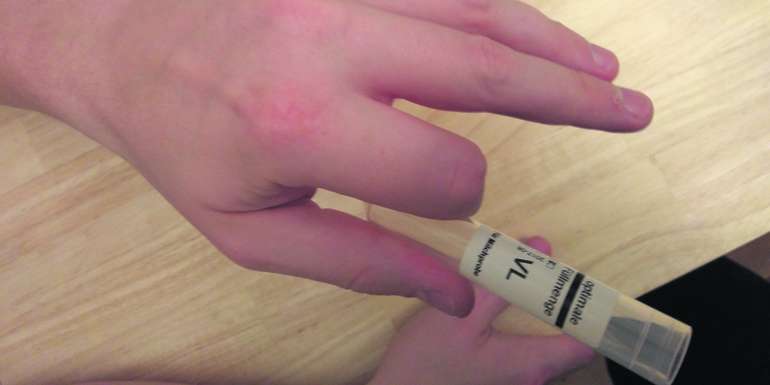 Den Deckel des Proberöhrchens hält man beim Ermelken der Probe eingeklemmt zwischen Ringfinger und kleinem Finger, um Verunreinigungen zu vermeiden. © LK NÖ/Johanna Mandl Den Deckel des Proberöhrchens hält man beim Ermelken der Probe eingeklemmt zwischen Ringfinger und kleinem Finger, um Verunreinigungen zu vermeiden. © LK NÖ/Johanna Mandl