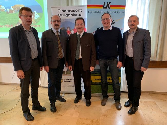 Tag der Rinderzucht 2019: Ehrengäste mit Referenten: v.l.n.r.: Referent Ing. Martin Mayerhofer (GF der ZuchtData GmbH), Ing. Hannes Lehner (GF des Bgld. Rinderzuchtverbandes), Präsident Dipl.-Ing. Nikolaus Berlakovich, Referent Markus Tomandl (Milchbauer aus St. AEGIDI OÖ und vormals Mitarbeiter der EU - Kommission), Vizepräsident Ing. Werner Falb-Meixner © Bgld. Rinderzuchtverband Tag der Rinderzucht 2019: Ehrengäste mit Referenten: v.l.n.r.: Referent Ing. Martin Mayerhofer (GF der ZuchtData GmbH), Ing. Hannes Lehner (GF des Bgld. Rinderzuchtverbandes), Präsident Dipl.-Ing. Nikolaus Berlakovich, Referent Markus Tomandl (Milchbauer aus St. AEGIDI OÖ und vormals Mitarbeiter der EU - Kommission), Vizepräsident Ing. Werner Falb-Meixner © Bgld. Rinderzuchtverband