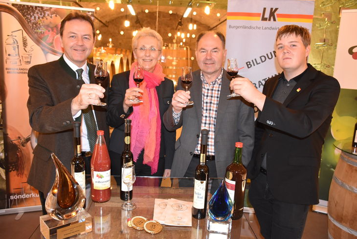 v.l.n.r.: Präsident Dipl.-Ing. Nikolaus Berlakovich, Dir. Prof. Ing. Eva Ackerl BEd MA MSc von der Weinbauschule Eisenstadt, Präsident des Bgld. Obstbauverbandes Ing. Johann Plemenschits, Michael Habeler aus Wiesen (vielfacher Medaillengewinner bei Prämierungen von Edelbränden und zweimaliger Produzent des Jahres) © Leitgeb/Bgld. Landwirtschaftskammer v.l.n.r.: Präsident Dipl.-Ing. Nikolaus Berlakovich, Dir. Prof. Ing. Eva Ackerl BEd MA MSc von der Weinbauschule Eisenstadt, Präsident des Bgld. Obstbauverbandes Ing. Johann Plemenschits, Michael Habeler aus Wiesen (vielfacher Medaillengewinner bei Prämierungen von Edelbränden und zweimaliger Produzent des Jahres) © Leitgeb/Bgld. Landwirtschaftskammer
