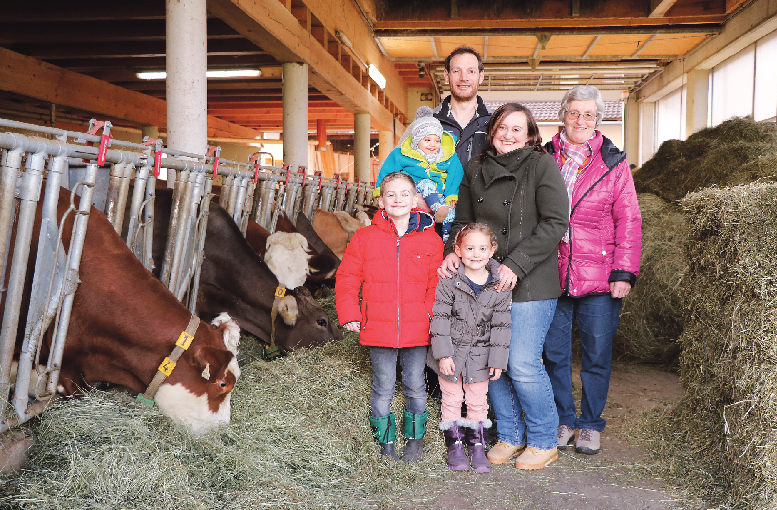 Der Tennengauer Milchviehbetrieb wird im Nebenerwerb geführt. Ob Jung oder Alt, die ganze Familie ist im Betriebsgeschehen integriert. © Kronreif