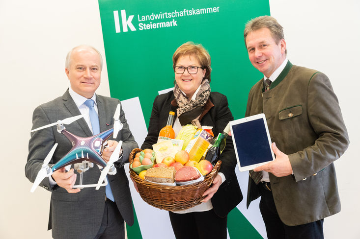 V.r.n.l. Landwirtschaftskammer Steiermark Präsident Franz Titschenbacher, Landesbäuerin Gusti Maier und Agrarlandesrat Johann Seitinger © Alexander Danner/LK Steiermark V.r.n.l. Landwirtschaftskammer Steiermark Präsident Franz Titschenbacher, Landesbäuerin Gusti Maier und Agrarlandesrat Johann Seitinger © Alexander Danner/LK Steiermark