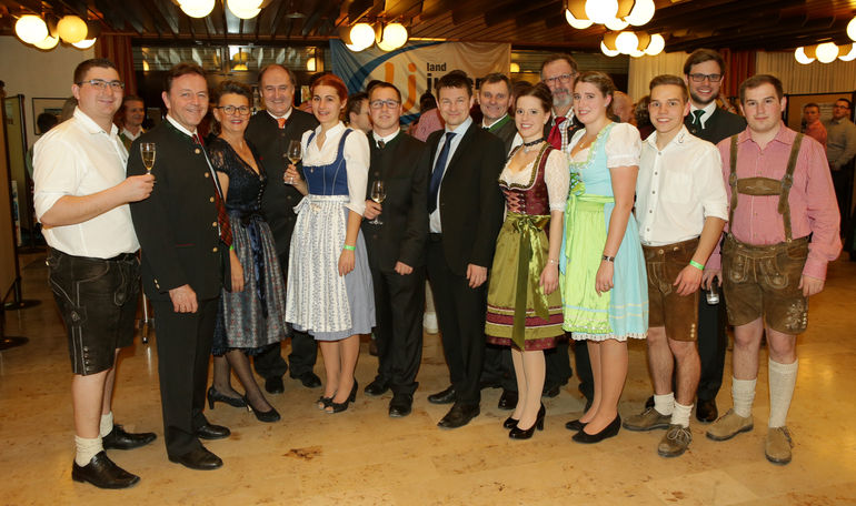 v.l.n.r.: Bezirksleiter Sebastian Losert, Präsident NR Dipl.-Ing. Niki Berlakovich, KR Maria Portschy, Bezirksreferent Dipl.-Ing. Richard Matyas, Bezirksbäuerin KR Dipl.-Ing. Carina Laschober-Luif, KR Peter Wachter, KR Ing. Martin Koch, KR Bgm. Ök.-Rat Johann Weber, LJ-Bezirksleiterin Stv. Iris Unger, KR Josef Stubits, Schriftführerin Kristina Tiefengraber, Bezirksleiter-Stv. Daniel Scheumbauer, LJ-Landesleiter Dominik Weber und Markus Schranz © Lexi v.l.n.r.: Bezirksleiter Sebastian Losert, Präsident NR Dipl.-Ing. Niki Berlakovich, KR Maria Portschy, Bezirksreferent Dipl.-Ing. Richard Matyas, Bezirksbäuerin KR Dipl.-Ing. Carina Laschober-Luif, KR Peter Wachter, KR Ing. Martin Koch, KR Bgm. Ök.-Rat Johann Weber, LJ-Bezirksleiterin Stv. Iris Unger, KR Josef Stubits, Schriftführerin Kristina Tiefengraber, Bezirksleiter-Stv. Daniel Scheumbauer, LJ-Landesleiter Dominik Weber und Markus Schranz © Lexi